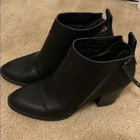 Dolce Vita Shoes - BLACK ANKLE BOOTS / BOOTIES!  REALLY CUTE!